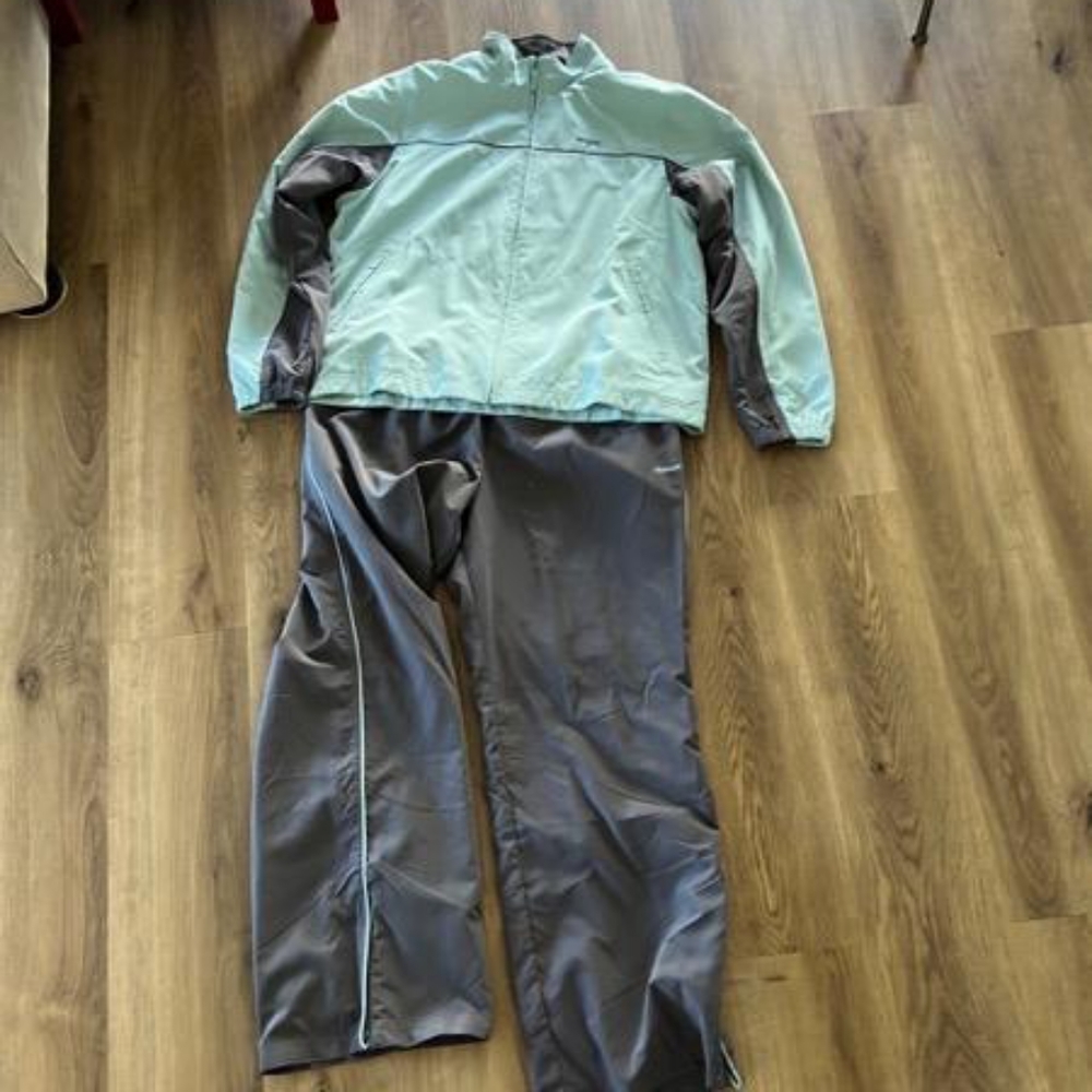 Vintage Reebok Women's 2-piece Track/Warm-up/Windbreaker Suit